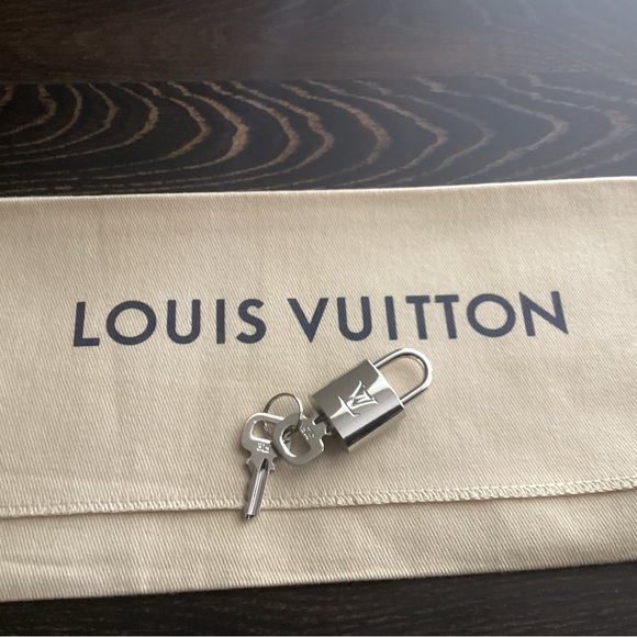 New Louis Vuitton SILVER Lock & 2 Keys No. 315 - Picture 4 of 4